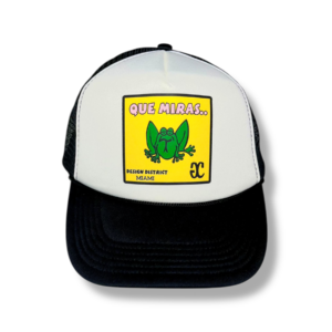 QUE MIRAS SAPO TRUCKER HAT